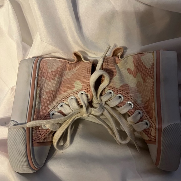 EUC Old Navy tennis shoes. Size 6-12 months. - Picture 2 of 10